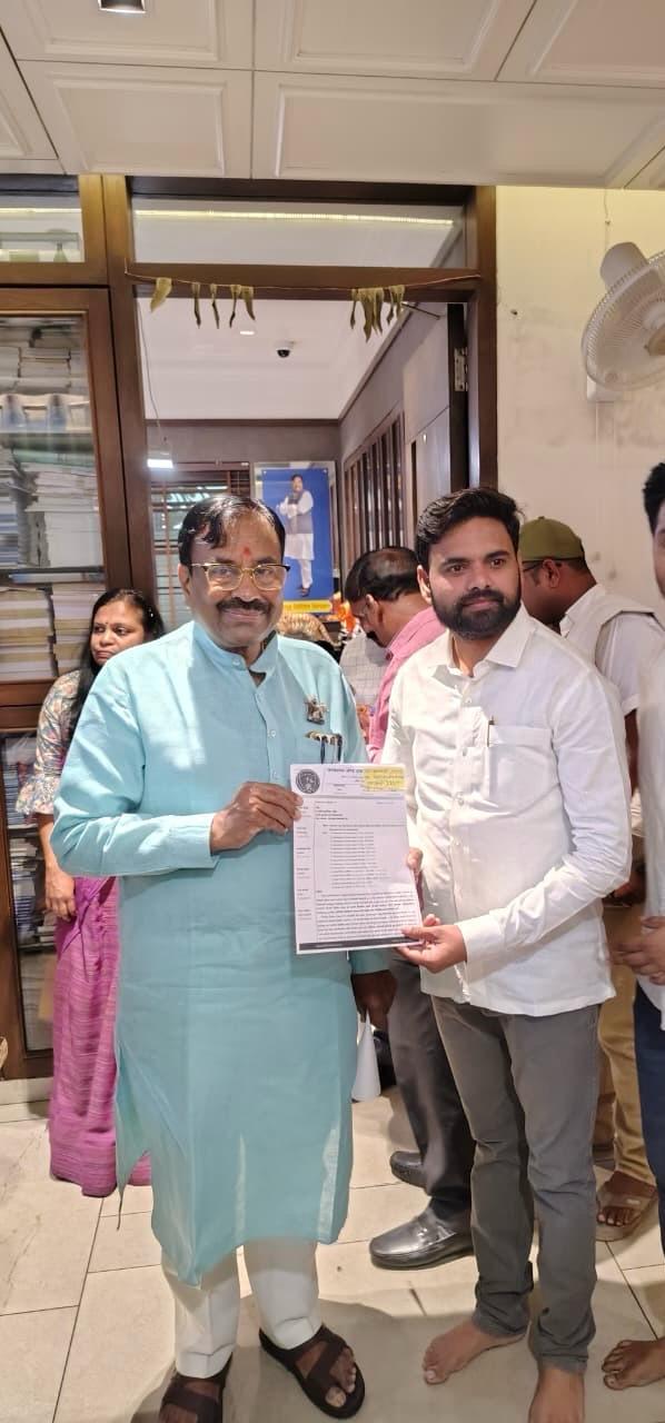 महावितरण मधील लेखा कर्मचाऱ्यांच्या पदनामामध्ये बदल करण्याबाबत महाराष्ट्र राज्याचे माजी मंत्री मा.श्री.सुधीर मुनगंटीवार साहेब (वन, सांस्कृतिक कार्य व मत्स्यव्यवसाय मंत्री) यांना संघटनेचे केंद्रीय प्रसिद्धी प्रमुख श्री प्रशांत नरड यांनी निवेदन दिले.
